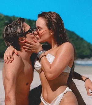 Larissa Manoela posta foto aos beijos com Léo Cidade na praia