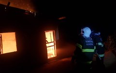 Morador esquece vela acesa e incêndio destrói casa em Penedo