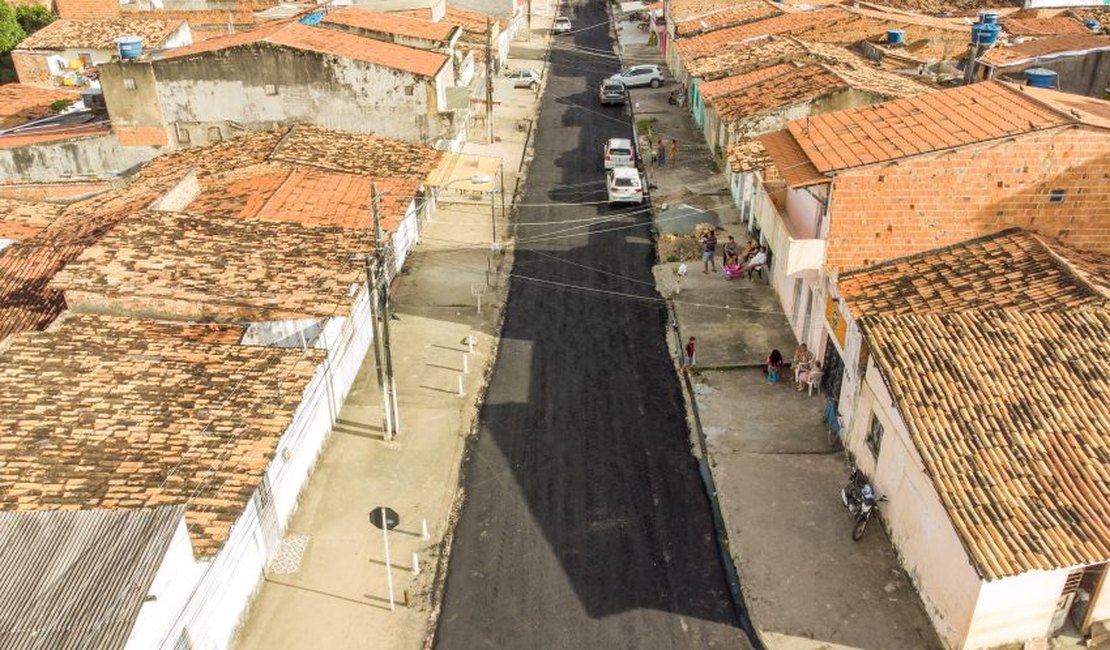 Seminfra aplica 80 toneladas de asfalto em rua no Prado