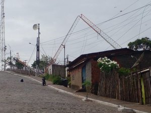 Chuvas derrubam torre de internet e entortam “mastro” da padroeira de Junqueiro