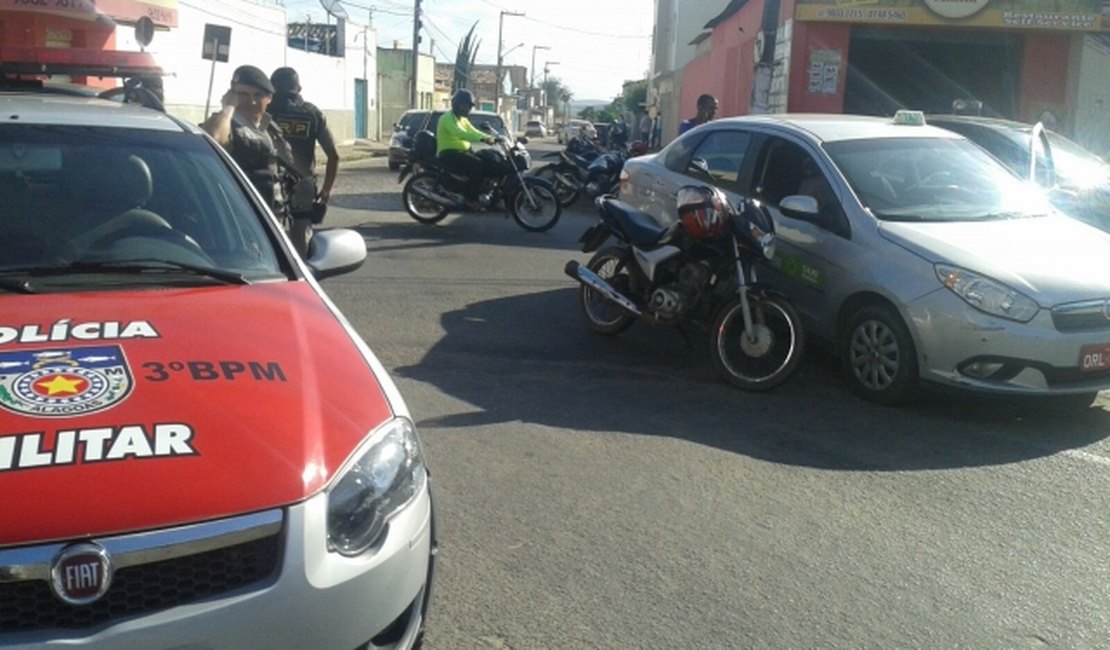 Colisão entre carro e moto é registrada na Praça dos Curis