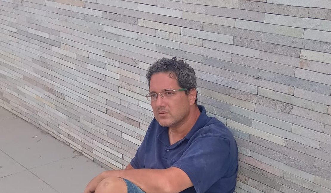 Populares procuram família de homem que vaga pelas ruas e diz ser um anjo