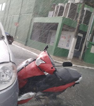 Homem fica ferido após colisão entre moto e carro em Arapiraca