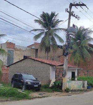 Moradores temem que poste desabe em residências de Maragogi