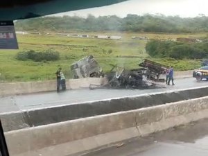 Caminhão carregada de vidro tomba e pega fogo em Jaquiá da Praia