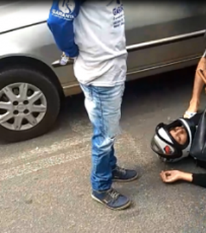 [Vídeo] Mulher fica atordoada após colisão no Centro de Arapiraca 