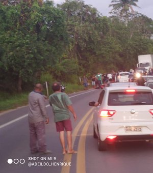 Motorista embriagado invade a contra-mão e colide com três motocicletas na BR-316