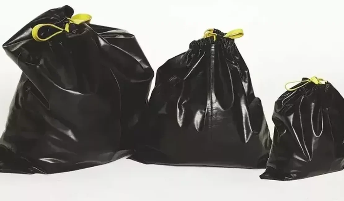 Balenciaga vende bolsa de luxo inspirada em sacos de lixo por R$ 9 mil