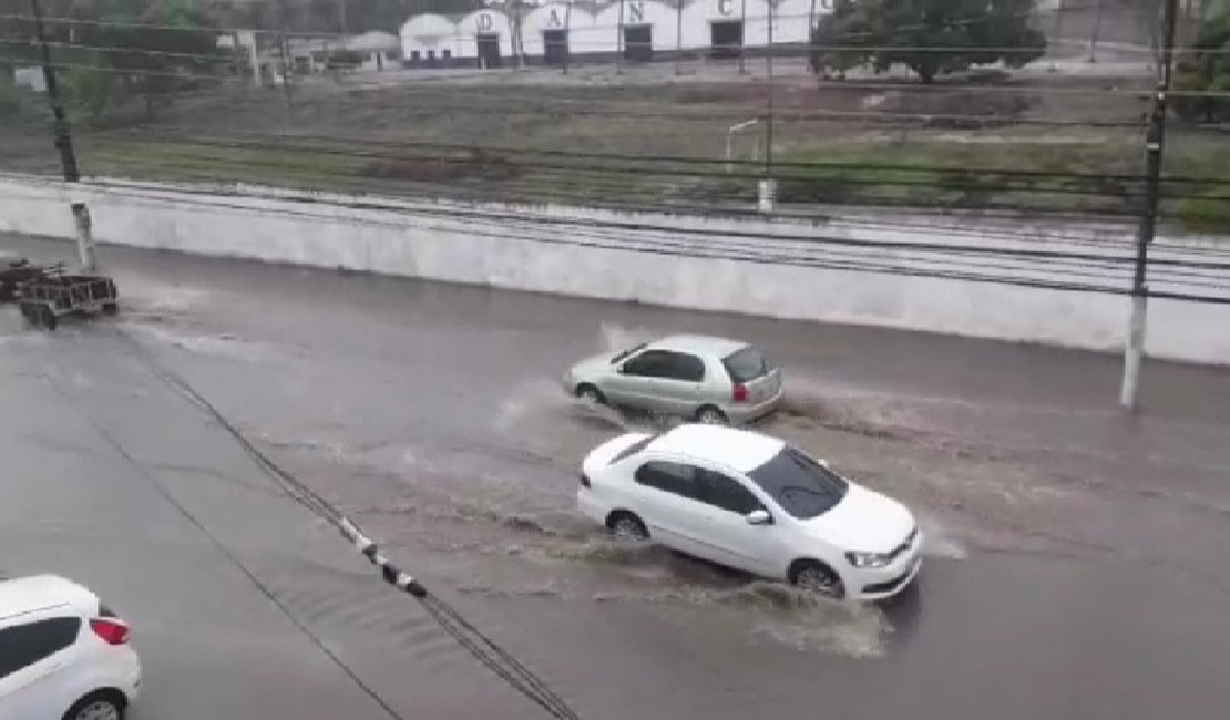 [Vídeo] Chuvas causam transtornos em Arapiraca