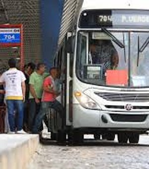 Usuários reclamam da demora de ônibus do Benedito Bentes