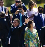 Sem máscara, Bolsonaro cumprimenta populares e participa de evento pelo 7 de setembro