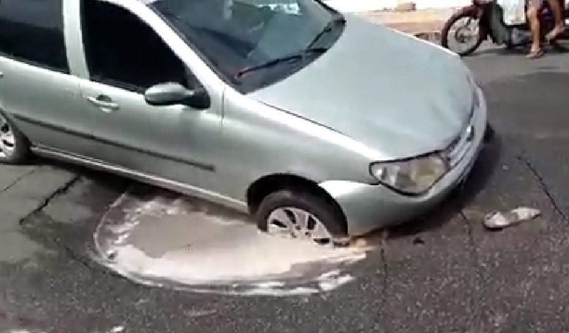 [Vídeo] Carro fica preso em buraco após asfalto ceder em Arapiraca