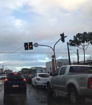 Chuva causa transtorno com semáforos apagados na parte alta da capital