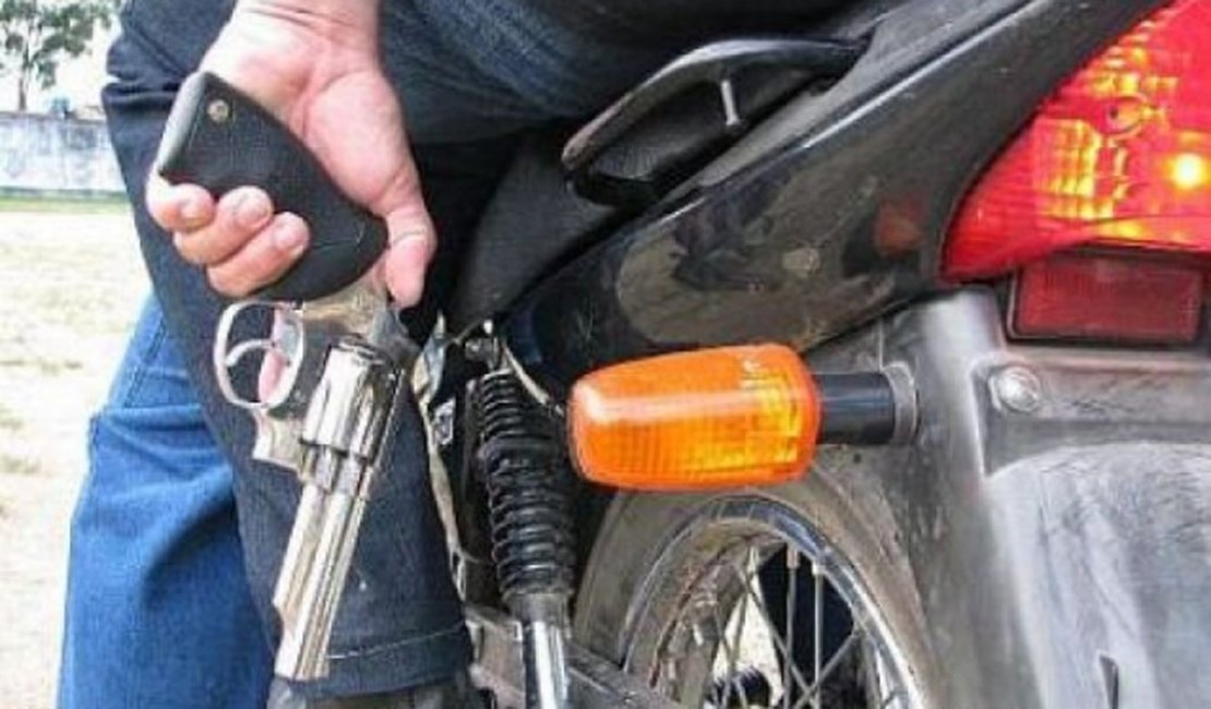 Motorista é vítima de encruzilhada e tem moto roubada em Maceió