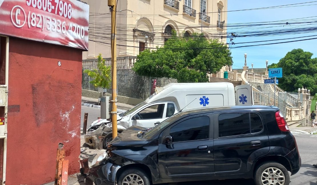 Carro colide contra ambulância e deixa gestante ferida no Centro de Maceió