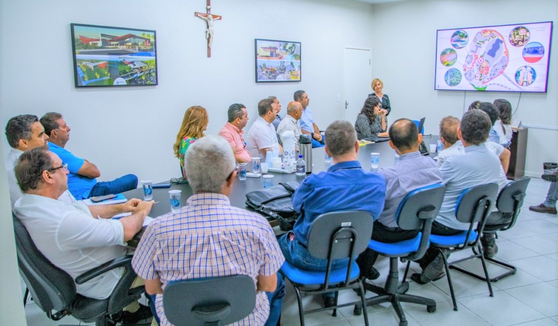 Luciano Barbosa, Dom Valdemir Ferreira e empresários conhecem projeto do Santuário da Santa Cruz