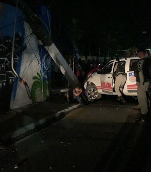 Carro da polícia colide em poste na cidade de Rio Largo