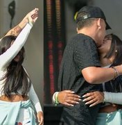 João Gomes se diz apaixonado após beijar e dançar com a namorada durante show