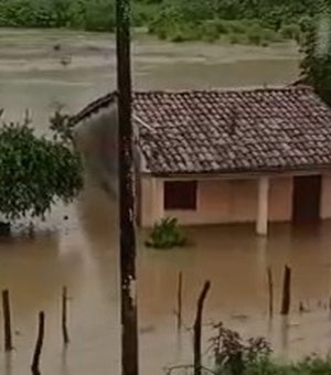 [Vídeo] Casas em povoado de Olho D`água Grande são invadidas pelas águas do Rio Itiuba