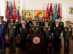 Militares denunciam 'golpe de Estado' de Guaidó e reforçam apoio a Maduro