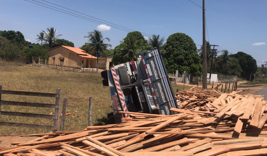 Caminhão carregado de tábuas de madeira tomba na AL-110 em Arapíraca