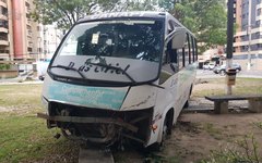 Colisão entre carro e micro-ônibus deixa universitário ferido