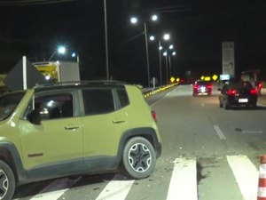 Motorista freia para pedestres atravessarem e carro bate na traseira em Marechal Deodoro