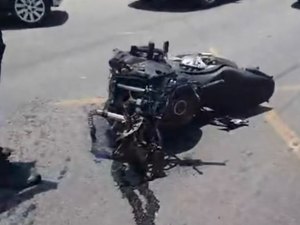 Acidente grave entre caminhão e moto deixa homem ferido na Av. Menino Marcelo