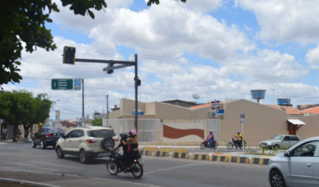 Para agilizar o trânsito SMTT de Arapiraca remove semáforo da Praça Lyons