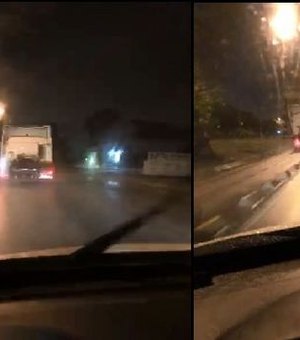 Imagens flagram caminhoneiro invadindo ciclofaixa na BR-104, em Maceió