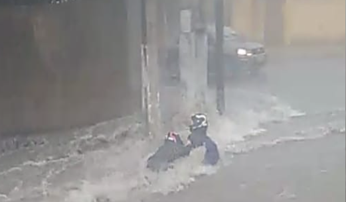 [Vídeo] Pessoas são arrastadas pelas águas das chuvas em Arapiraca