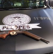 Mãe e filhos são presos acusados de posse ilegal de arma, em Penedo