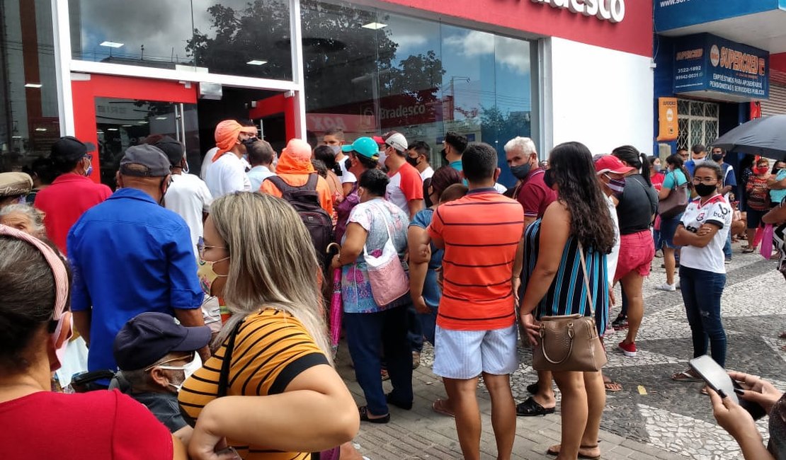 Idosos se aglomeram em agência do Bradesco no centro de Arapiraca