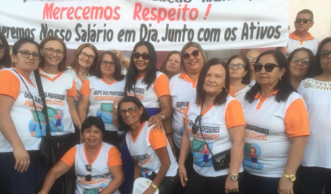 Professores aposentados temem ficar sem salários e protestam durante desfile em Arapiraca