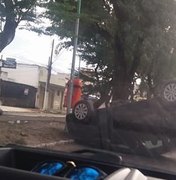 Carro capota e interdita parte de pista na antiga Avenida Amélia Rosa