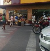 Faixa de pedestre é ocupada por ambulantes de Arapiraca