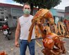 Ex-segurança descobre dom por acaso e transforma madeira em arte