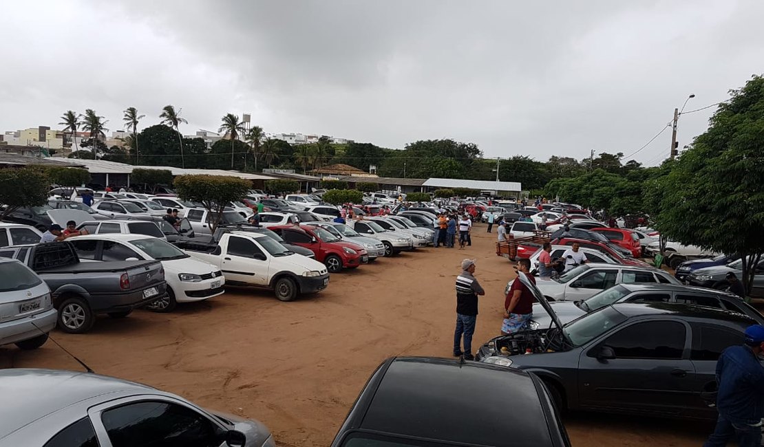 [Vídeo] Apesar da crise, feira de carros e motos mantêm ritmo de vendas em Arapiraca