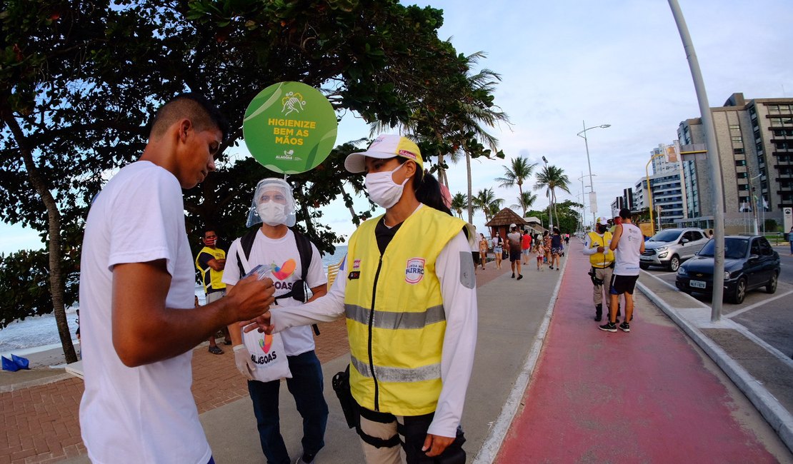 Ronda no Bairro realiza 2ª blitz educativa na orla marítima de Maceió