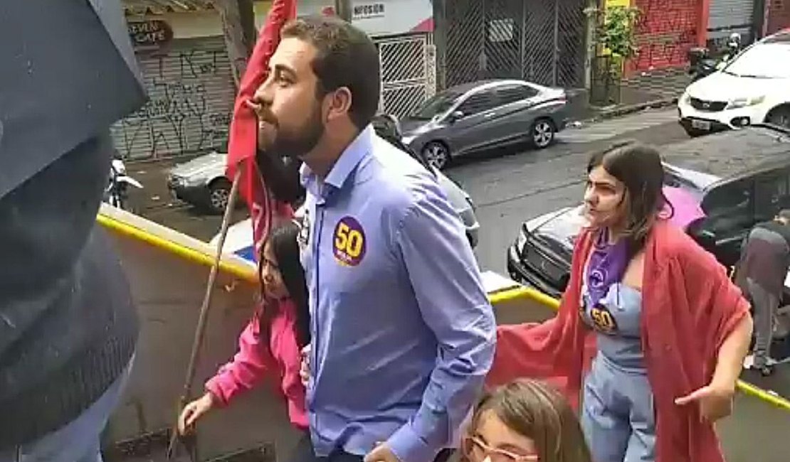 Boulos vota em São Paulo acompanhado da família