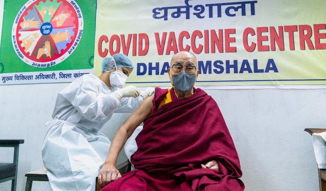 Dalai Lama é vacinado contra covid-19 e incentiva imunização: 'muito útil'