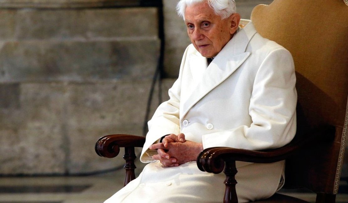 Bento XVI está em situação extremamente frágil, diz imprensa