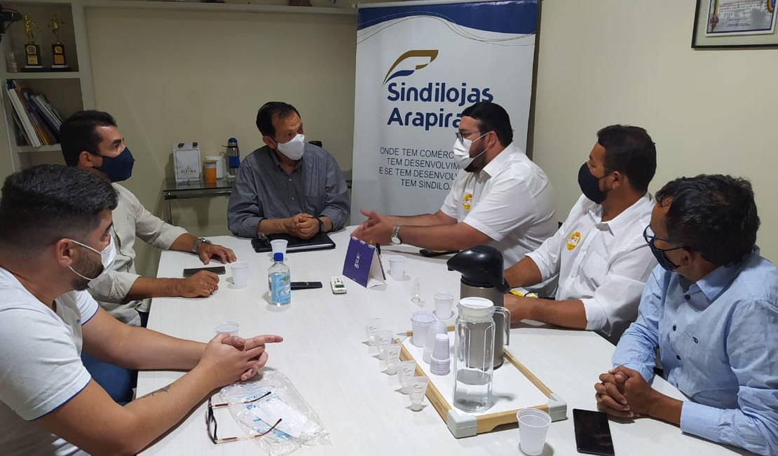 Hector Martins e José Edson participam de sabatina com empresários na sede do Sindilojas, em Arapiraca