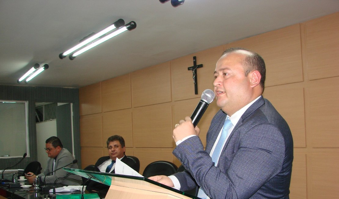Léo Saturnino diz que divulgações das obras de Arapiraca pela prefeitura estão deixando os vereadores para trás