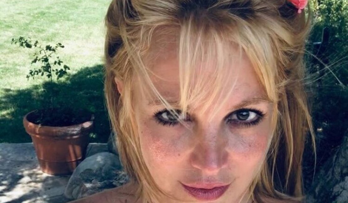 Mãe de Britney Spears implora por perdão e pede que a cantora a desbloqueie