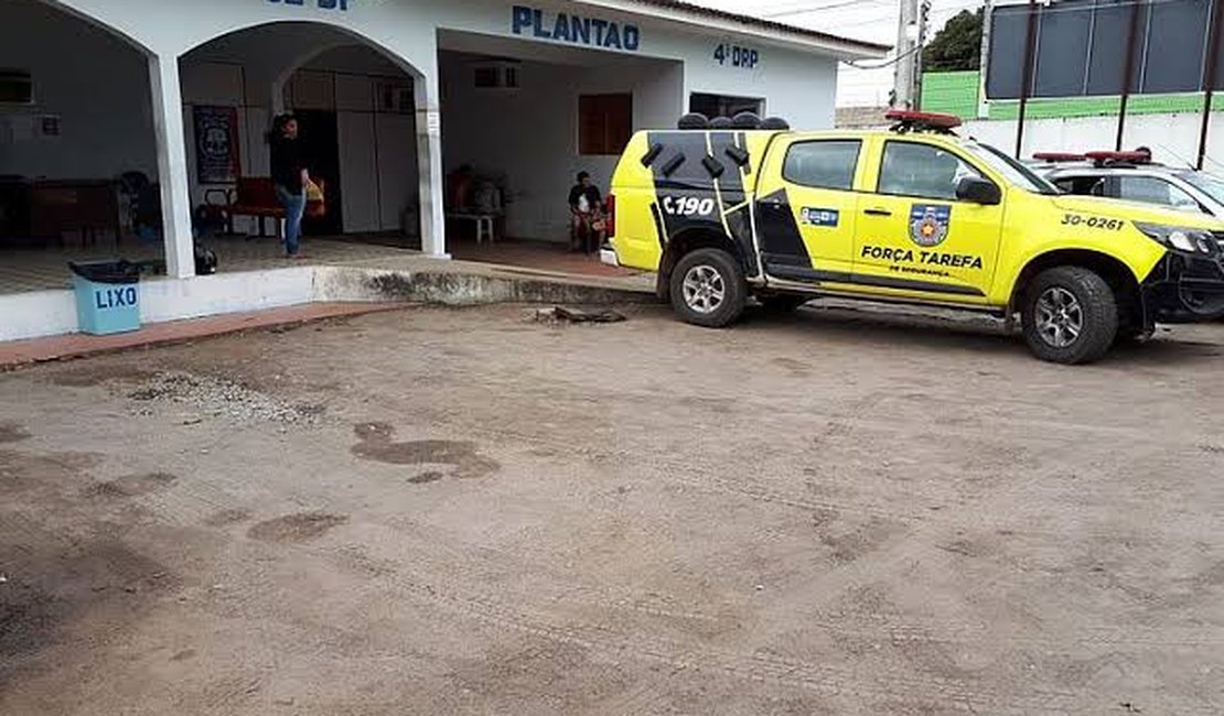 Dupla é detida por receptação de moto com queixa de roubo e furto em Arapiraca