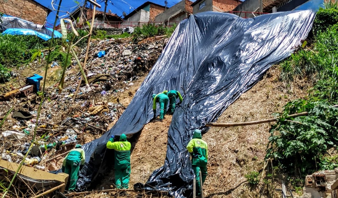 Defesa Civil inicia colocação de lonas em áreas de risco