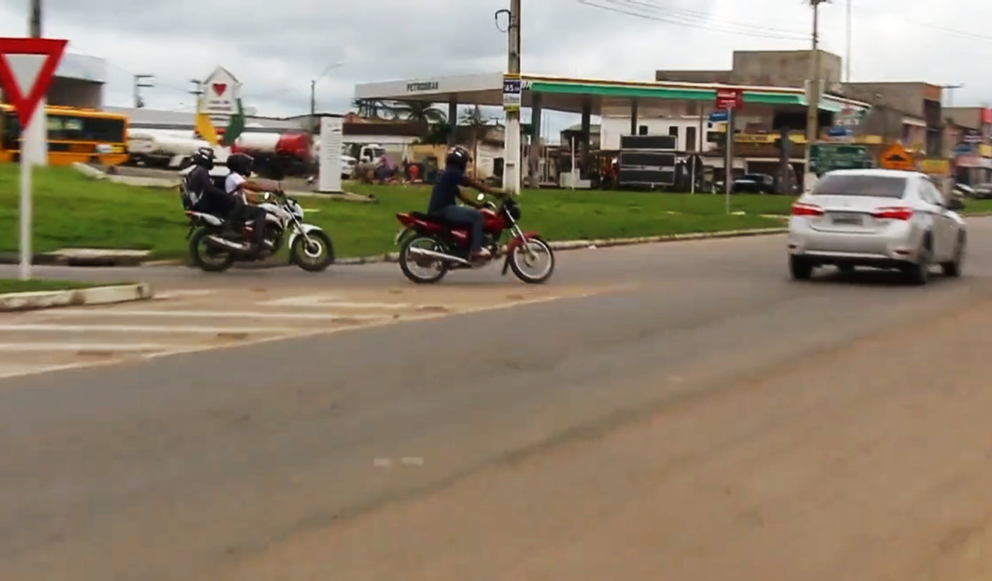 [Vídeo] Motoristas desrespeitam sinalização de trânsito em acesso para Arapiraca