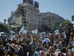 Argentina deixa o Qatar e torcida aguarda chegada dos campeões