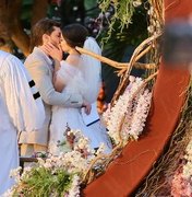 Camila Queiroz e Klebber Toledo se casam com festa cheia de famosos